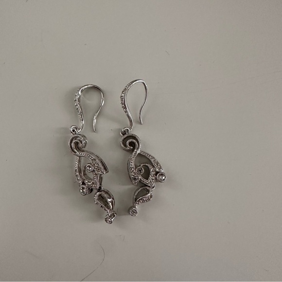 EUC Women’s Nadri Drop Earrings! - Picture 1 of 4